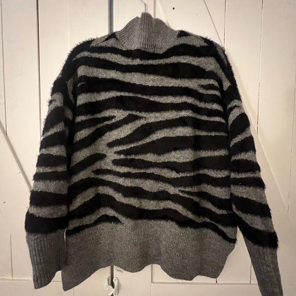 Gorgoues sweater; incredible soft, never worn - Picture 6 of 6